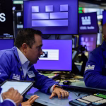 U.S. Futures Stabilize as Brent Rises 1.1% on Hormuz Tensions